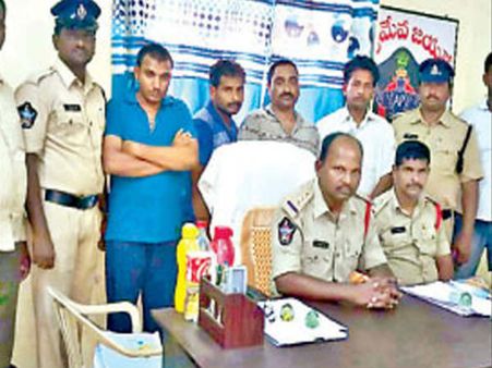 ఎసిబి పేరుతో అధికారికి బెదిరింపులు...రూ.కోటిన్నర ఇవ్వాలని డూప్లికేట్ల బెదిరింపు,బంధువే!