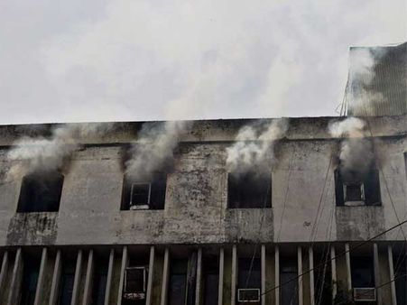 అగ్ని ప్రమాదం: నలుగురు సజీవ సమాధి