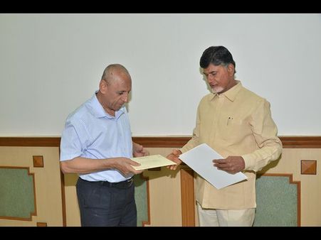 చంద్రబాబుకు గవర్నర్ ఫోన్: తీరప్రాంత పరిస్థితులపై ఆరా, ఉధృతంగా అలలు