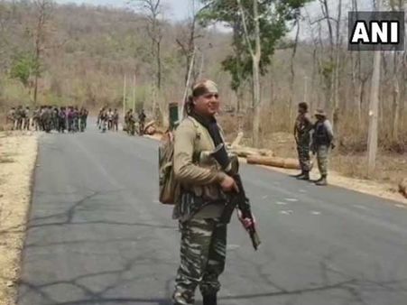 పోలీసుల బస్సును పేల్చేసిన మావోలు: ఇద్దరు మృతి, 30మందికి గాయాలు