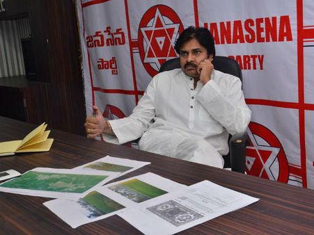 గన్‌మెన్లను వెనక్కి పంపిన పవన్: పార్టీ రహస్యాలు లీక్, సర్కార్ నిఘా?