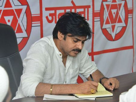 పొలిటీషిన్లు ప్రజలను పట్టించుకోవడం లేదు:పవన్ కల్యాణ్ ట్వీట్!