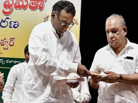 రాజకీయాల్లో మీసాలు తిప్పేవాళ్లు...తొడ కొట్టేవాళ్లే:జస్టిస్‌ చలమేశ్వర్‌