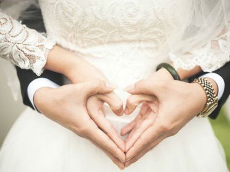 ఇంత నీచమా?: పెళ్లిలో దిగిన ఫోటోలను ఏం చేశారో తెలుసా!..