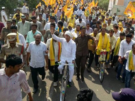 సైకిల్ ర్యాలీలో అపశృతి: బైక్ ఢీ, కోడెలకు స్వల్ప గాయాలు