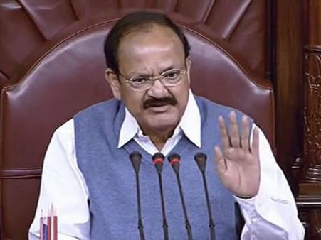 నిమిషంలో లోకసభ వాయిదా, దేశం నివ్వెరపోతోందని వెంకయ్య అసహనం