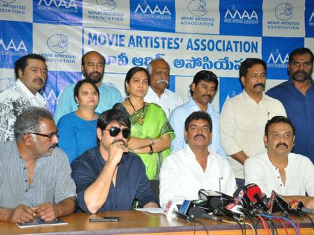 శ్రీరెడ్డి ఇష్యూ ఎఫెక్ట్.. ఇక వివాదం ఆపండి: సినీ పరిశ్రమకు మంత్రి