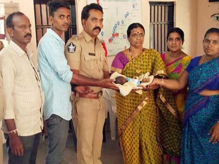 పురిటి బిడ్డను పక్క షేషెంట్ చేతిలో పెట్టి...పత్తాలేకుండా పోయిన తల్లి