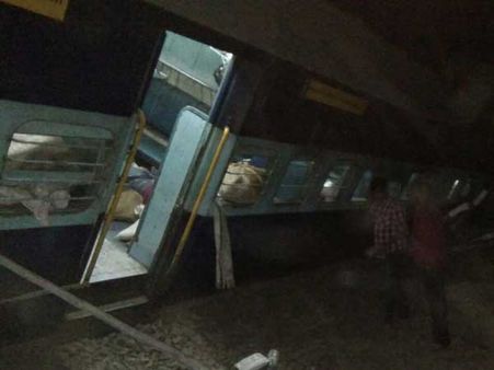 మధ్యప్రదేశ్‌లో రాత్రి 10 గంటల సమయంలో పట్టాలు తప్పిన రైలు