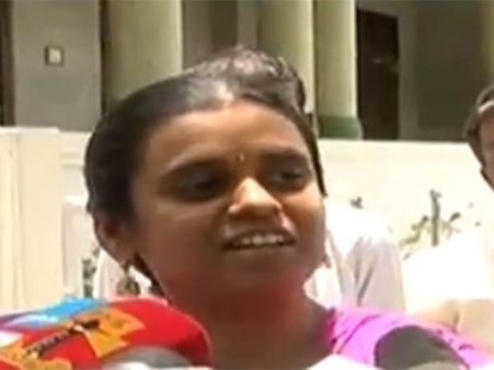 నిర్మలాదేవితో నా భర్తకు ఎలాంటి సంబంధాల్లేవు, గవర్నర్ వద్దకు ఎలా వెళ్ళింది?: మురుగున్ భార్య