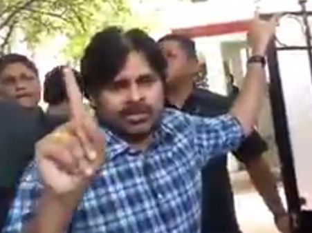 కోపం వద్దు, నాపై కుట్ర: అభిమానులకు దండం పెట్టిన పవన్, ‘ప్యాంట్లు తడిచిపోతాయ్..’