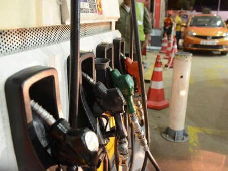 రికార్డు ధరల్లోకి పెట్రోల్, డీజీల్: 4 ఏళ్ళ తర్వాత గరిష్ట ధరలు, తగ్గేనా?