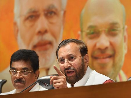 బాబుది బ్లేమ్‌గేమ్, ఏపీకి హోదా ఇస్తే అన్ని రాష్ట్రాలకు ఇవ్వాలి:జవదేకర్