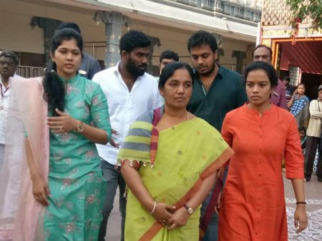 కుమార్తె పెళ్లిపత్రికతో...కనక దుర్గమ్మ సేవలో మంత్రి పరిటాల సునీత