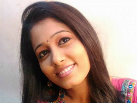 వి6 న్యూస్ రీడర్ రాధిక ఆత్మహత్య: అపార్ట్‌మెంటు పైనుంచి దూకి బలవన్మరణం..