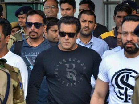 సల్మాన్‌కు ఊరట: 2002 కేసులో వారంట్ రద్దు చేసిన కోర్టు