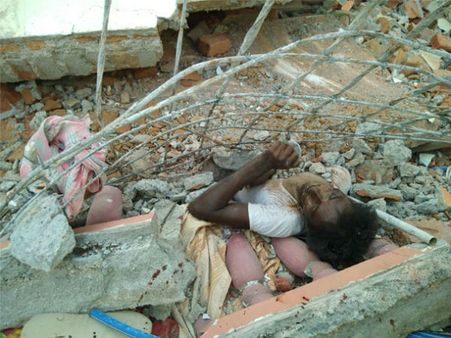 కుప్పకూలిన భవనం: ఒకరు మృతి, మరొకరికి గాయాలు