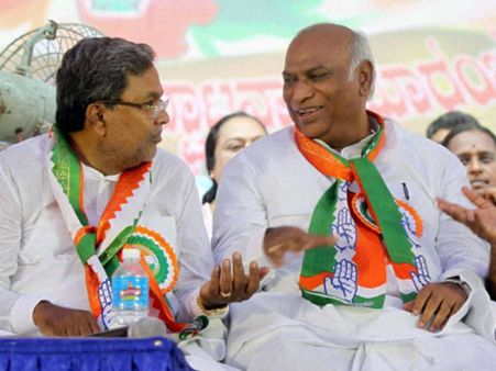 బహిరంగసభలోనే సీఎం సిద్దరామయ్య కునికిపాట్లు