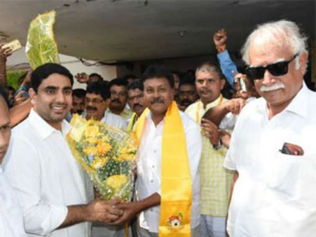 జగన్ కు గట్టి షాక్...టీడీపీలో చేరిన వైకాపా కీలక నేత;వైఎస్ సన్నిహితుడు