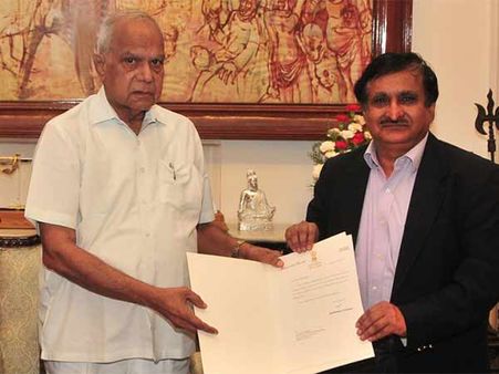 అసలే కావేరీ నీటి గొడవ, తమిళ తంబీల పుండు మీద కారం చల్లిన గవర్నర్, వీసీగా కన్నడిగ!