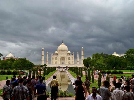 కుర్చీలు బల్లలే లేనోళ్లు.. తాజ్‌మహల్‌ మీదంటారా?: వక్ఫ్ బోర్డుపై టూసీ