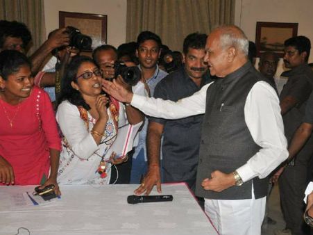 గవర్నర్ నా చెంపను తాకారు, మహిళా జర్నలిస్టు మండిపాటు