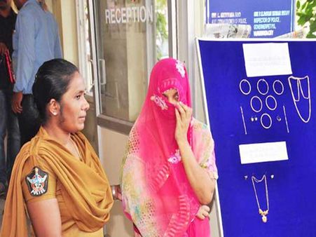 ఈ లేడీ భలే కిలాడి:నమ్మించి...మత్తు బిళ్లలు తినిపించి...దోచేస్తోంది