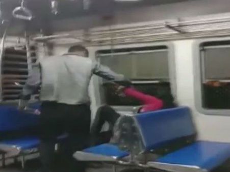 అందరూ చూస్తుండగానే లోకల్‌ట్రైన్ మహిళకు వేధింపులు, హత్యాయత్నం: వీడియో తీశారు