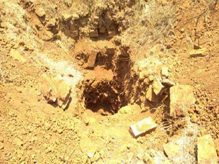 గుప్తనిధుల కోసం తవ్వుతూ...దొరికిపోయారు:రాజధాని ప్రాంతంలో కలకలం