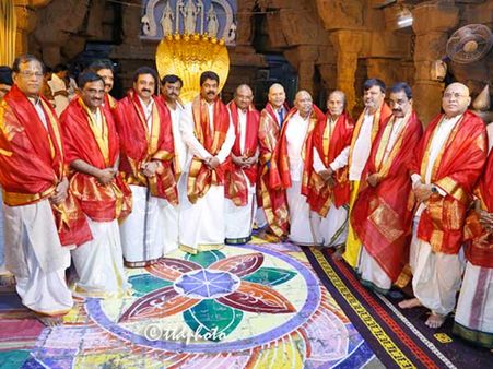 టీటీడీ నూతన ధర్మకర్తల మండలి ప్రమాణ స్వీకారం: ఎమ్మెల్యేకు ఆహ్వానం లేదు!