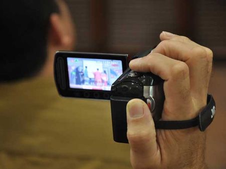 'ఢిల్లీకి పంపిస్తావా?, నీ కూతురి నగ్న చిత్రాలు లీక్ చేయమంటావా?'