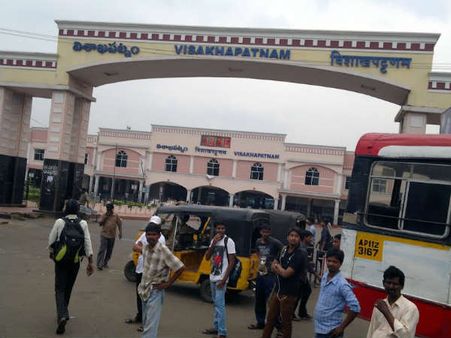 'కావాలనే విశాఖ రైల్వే జోన్‌పై కేంద్రం నిర్లక్ష్యం, రాజకీయాలకు అతీతంగా పోరాటం'