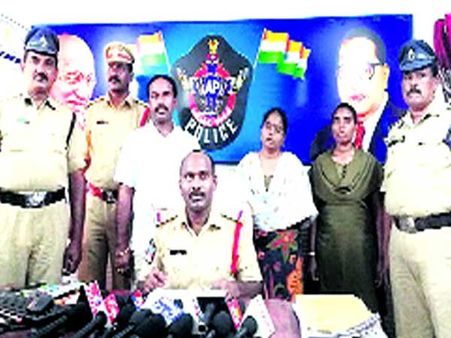 సహద్యోగి కారులో భార్య...ప్రశ్నించినందుకు భర్తపై హత్యాయత్నం:ఇద్దరు వీఆర్‌ఓల అరెస్ట్‌