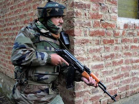 కాల్పులకు తెగబడ్డ పాక్: ఇద్దరు జవాన్లు మృతి