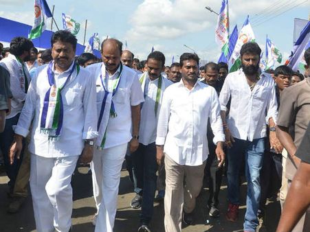 కృష్ణాలో అడుగుపెట్టిన జగన్: పాదయాత్రలో భారీగా జనం, ‘బాబుకు గాజులు పంపారు’