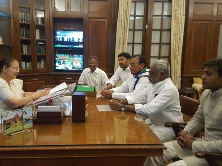 వైసీపీ ఎంపీల రాజీనామా, స్పీకర్ సూచన: సభలోనే టీడీపీ ఎంపీలు, జగన్ సవాల్