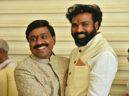 బళ్లారిలో మకాం వేసిన కాంగ్రెస్ ఎమ్మెల్యే, ఆ ఇద్దరు ఎమ్మెల్యేలు ఎస్కేప్, అసలే రెడ్డి శిష్యులు!