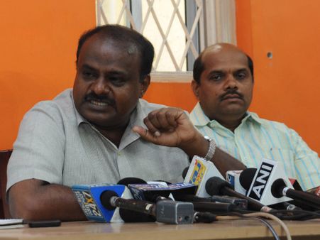 కింగ్ మేకర్‌గా జేడీఎస్..కన్నడ పాలిటిక్స్‌ను శాసించనున్న కుమారస్వామి