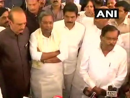 చేతులు కట్టుకుని వెనుక నిలబడిన సీఎం సిద్దరామయ్య: పరిస్థితులు తారుమారు, దూరం పెట్టాలి!