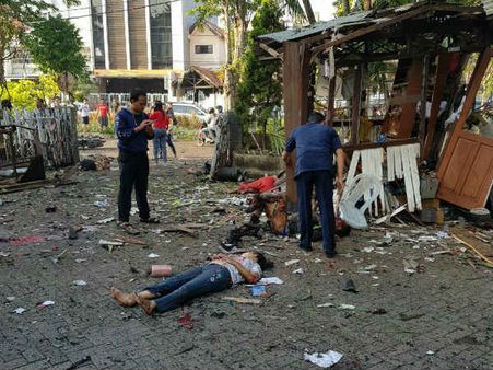 ఇండోనేసియాలో ఆత్మాహుతి దాడి: 3 చర్చిల వద్ద 10మంది మృతి