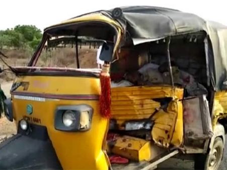 నందిగామలో ఆటో-లారీ ఢీ: ఇద్దరు అక్కడికక్కడే మృతి!