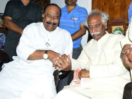 దత్తన్న కొడుకు మృతదేహాన్ని చూసి నాయిని కన్నీరుమున్నీరు: పార్టీ కార్యక్రమాల్లో పాల్గొనడం ఇష్టం