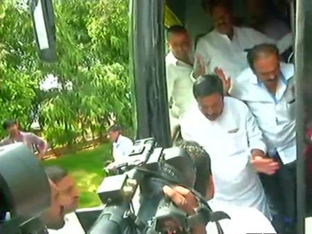 గోడ దూకెయ్, బయటే కారుంది: కాంగ్రెస్ ఎమ్మెల్యేకి బీజేపీ ఫోన్, అందుకే హైదరాబాద్‌కు మకాం