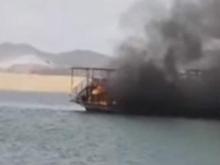 తప్పిన ప్రమాదం: పాపికొండలకు వెళ్తున్న బోటులో మంటలు, బాబు ఆరా