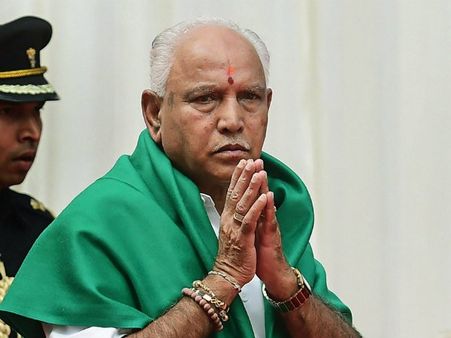 సీఎం యడ్యూరప్ప: బీజేపీకి సవాళ్లు: రెండే మార్గాలు, సెంటిమెంట్, మఠాల మీద ఒత్తిడి!