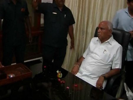 సుప్రీం కోర్టు తీర్పుపై అంతా సస్పెన్స్: యెడ్డీ లేని బలాన్ని చూపించారా, ఆ లేఖనే కీలకం