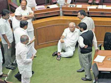 మేజర్ పాలసీలపై నిర్ణయాలొద్దు, ఆంగ్లో-ఇండియన్ ఎమ్మెల్యేను నియమించొద్దు: యడ్యూరప్పకు సుప్రీం