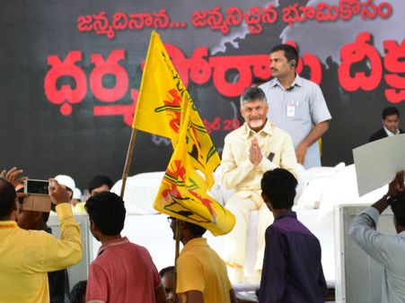 బాబు పోరాటం తొలి విజయం, దిమ్మతిరిగింది, ప్రచారం చేస్తే బీజేపీకి డిపాజిట్ రాకపోయేది: కర్ణాటకపై టీడీపీ