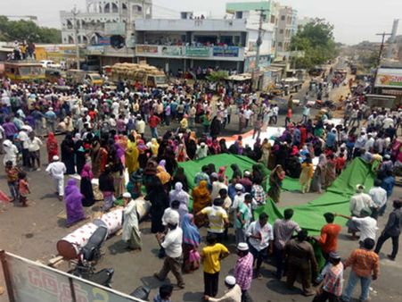 బాలికపై అత్యాచారం నేపథ్యంలో దాచేపల్లిలో తీవ్ర ఉద్రిక్తత...సిఎం ఆదేశాలు