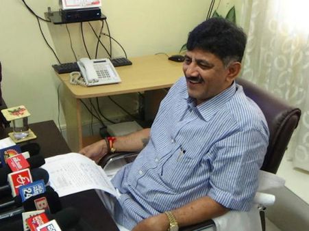 కర్ణాటక కాంగ్రెస్ హీరోకు కీలక పదవులు, హైకమాండ్ నిర్ణయం, ఆపద్బాంధవుడు, కష్టకాలంలో!